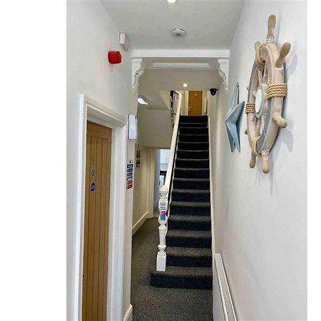Oyo Hillcrest Studio Apartments Клийторпс Екстериор снимка