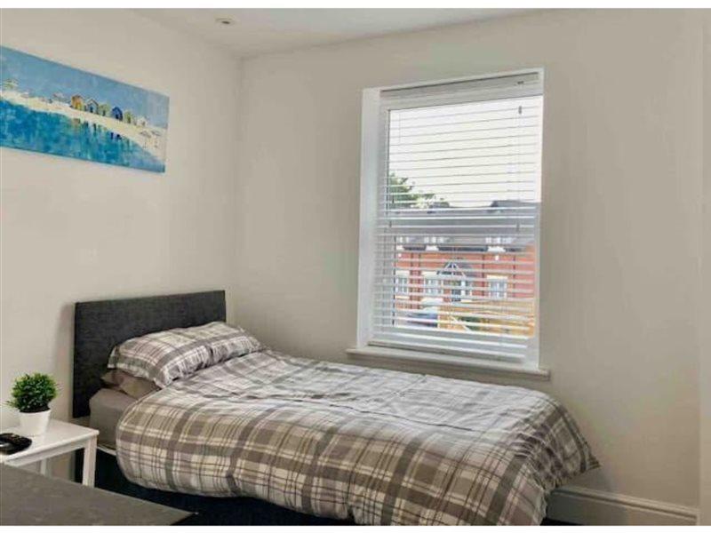 Oyo Hillcrest Studio Apartments Клийторпс Екстериор снимка